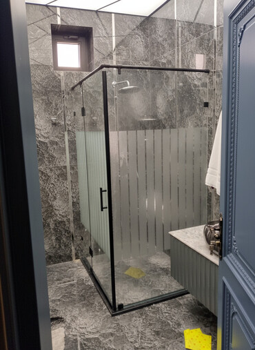 qapı şuşəsi: Şüşə duş kabinası – müasir hamam interyeri üçün minimalist həll -