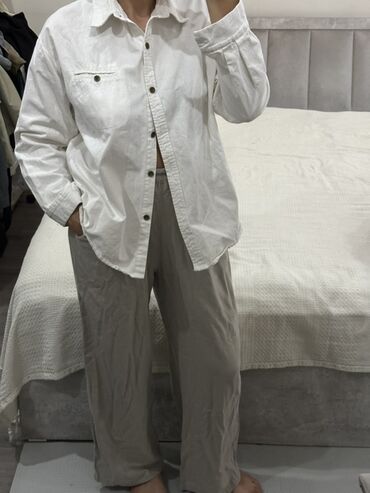 штаны слаксы: Белая рубашка свободного кроя с длинными рукавами и От ложным
