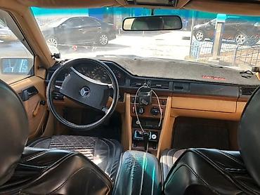 Mercedes-Benz: Седан Mercedes-Benz с кузовом E-класса (W124) бежевого цвета — 11