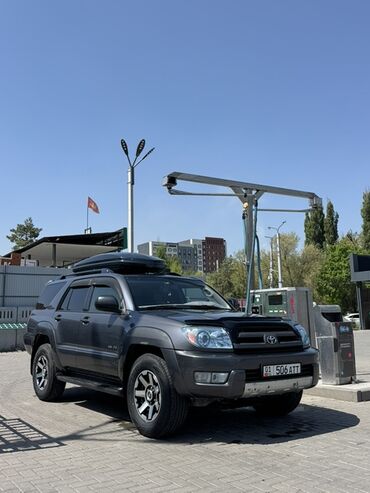 Toyota: Внедорожник Toyota 4Runner серого цвета. Оборудован багажником на