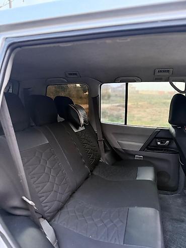 mitsubishi chariot: Mitsubishi Pajero (gümüşü rəng), 5 qapılı SUV Texniki və xarici — 2
