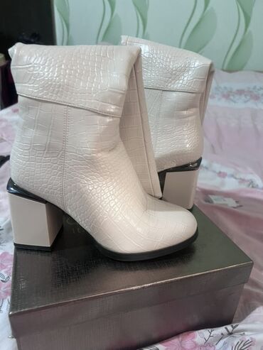 кошелек мужской кожаный ручной работы: Женские сапоги-ботильоны с широким голенищем. - Цвет