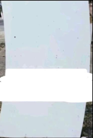 divar panel: Ağ rəngli, hamar səthli böyük panel/levha. Xüsusiyyətlər: - Rəng: ağ — 1