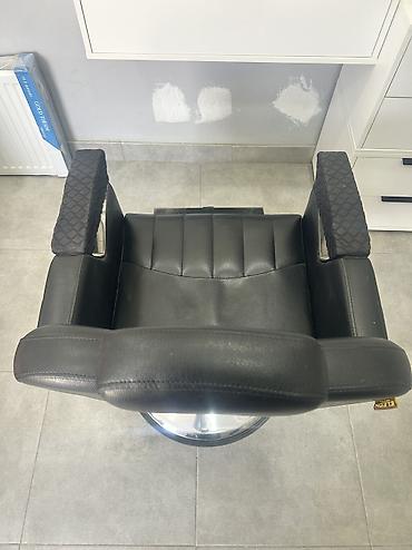 2ci el stullar: Bərbərxana və ya salon üçün peşəkar kreslo. Qara rəngli, zərif və — 4