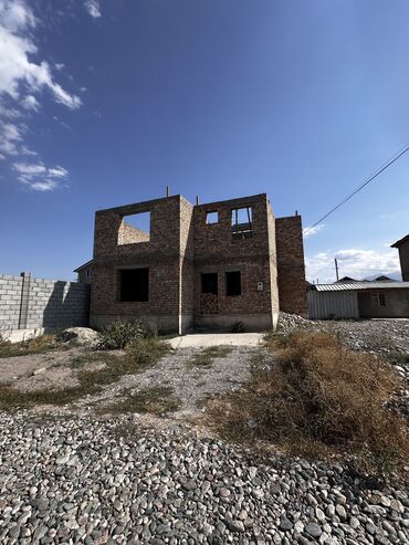 продаю дом на рабочем городке: 🏡 Срочно продаю недостроенный 2-этажный дом! Размер дома 11*10 🔹