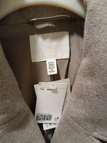 Kaputi: Kaput HM s dvorednim kopčanjem – sivosmeđa boja. Omašena veličina — 8