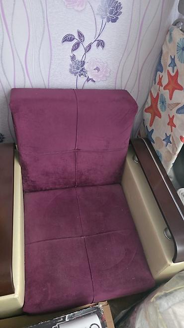Divan və kreslo dəstləri: Bənövşəyi rəngdə yumşaq parçalı divan və uyğun kreslo dəsti — 2