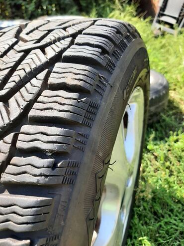 Gume i felne: 4 komada alu felne r15, sa 2 skoro nove i 2 polovne zimske gume. Na — 13
