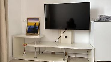 Телевизоры: Телевизор Hisense, диагональ экрана около 43–50". Плоская LED‑панель с — 2