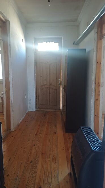 Yeni tikili: Avtazavodda 1ci küçədə ev satılır, 3 otaq, yolun qırağı, Qiymətdə — 5