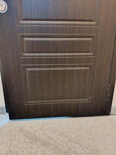 Giriş qapıları: Ağ rəngli giriş qapısı – klassik panel dizaynlı, qara metal karkaslı — 8