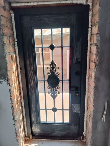 Двери для домов и квартир: Продается входные город Токмок на базаре на против ресторана МИК — 19