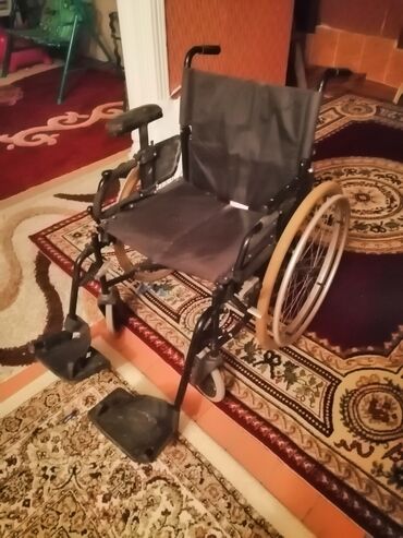 Əlil arabaları: Qara rəngli, qatlanabilən əlil arabası. Ayaqaltıları və qolları var