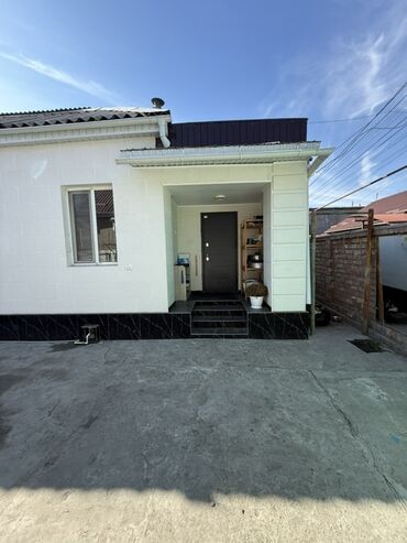 дом крыша: Жилой дом с двориком и крытым крыльцом - Одноэтажный дом с отдельным