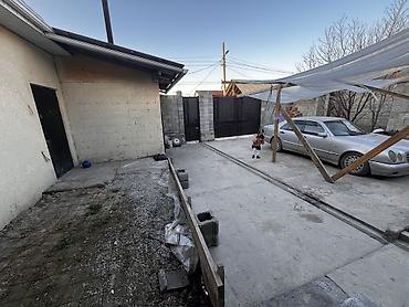 Продажа коттеджей и домов: СРОЧНО! Продаётся просторный жилой дом, В Ак-Ордо 3, стены кирпичные — 11