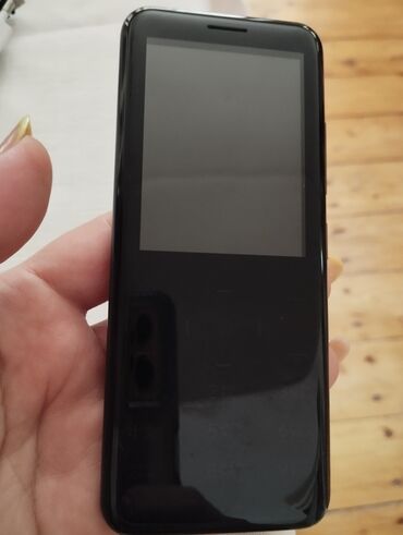 Digər mobil telefonlar: Itel mobil telefonu. Qara rəngdə, qabaq hissəsi tamamilə ekran və