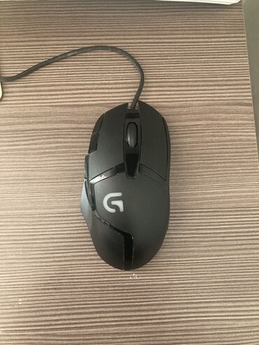 komputer korpusu: Logitech G402 Hyperion Fury oyun siçanı. Qara rəngdədir və erqonomik