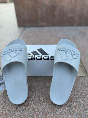 кожанная обувь: Тапочки Adidas 
💯 оригинал 
Цена : 2500 сом