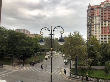 Uzunmüddətli kirayə mənzillər: Koroğlu parkının düz yaxınlığında və bir neçə universitetə (ADA, Tibb — 17