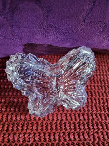 Kuća i bašta: Satula nova leptir,kristal Zajecar. 70te. Visina. 3cm. Duzina