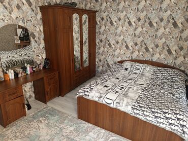 трюмо с зеркалом: Двуспальная кровать, Б/у