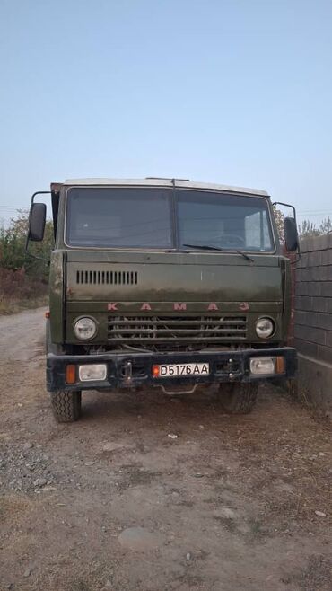 шины с дисками: КамАЗ самосвал, трехосный (6×4), зеленая кабина. Металлический кузов