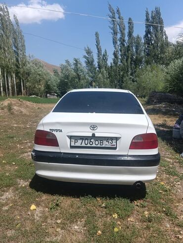 капият машина: Toyota Carina E, белый седан. Кузов: - 4 двери, тонированные стекла -