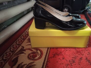 женские туфли на квадратном каблуке: Туфли 35.5, цвет - Черный