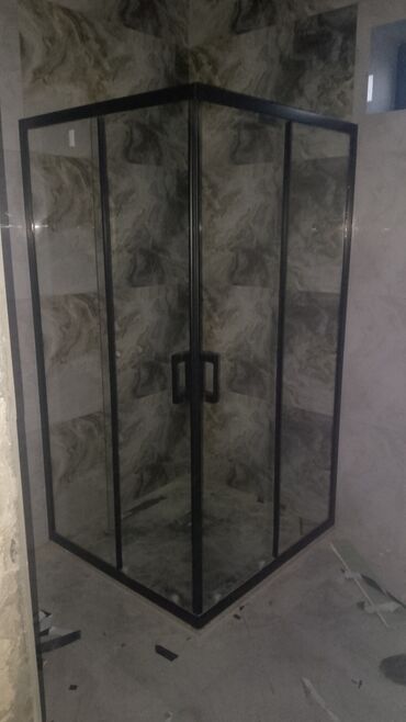 hamam dus: Qara çərçivəli, şüşə duş kabinəsi. İki qapısı var və otağa müasir