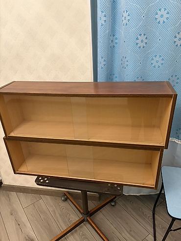 İkiqat şüşəli vitrin rəf Minimalist dizayna malik, funksional və