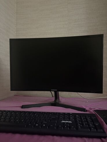 Masaüstü kompüterlər və iş stansiyaları: Fujitsu sistem bloku, Samsung monitoru, Joozi klaviaturası və siçan