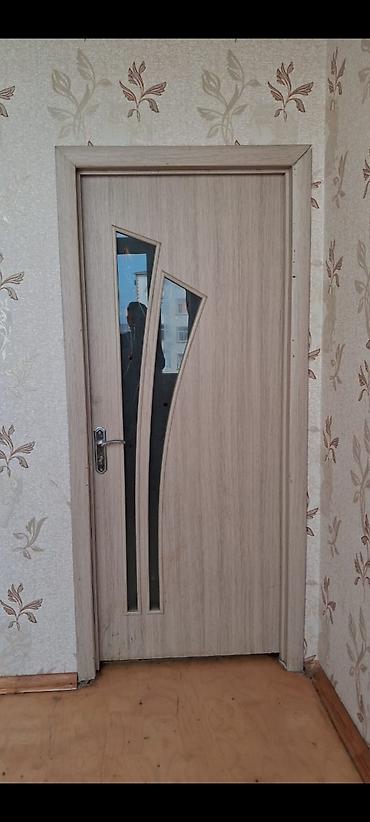 Qapılar və aksessuarlar: İç qapı – ağac teksturalı, açıq palıd rəngində - Material: MDF/laminat — 1