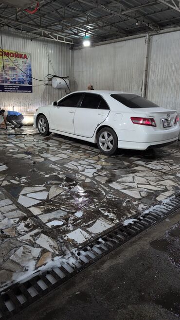 продаю или меняю машину: Продается белый седан Toyota Camry. Автомобиль имеет тонированные