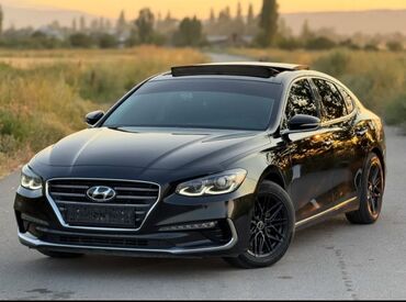 шторка на авто: Черный седан Hyundai с люком на крыше. Автомобиль оснащен