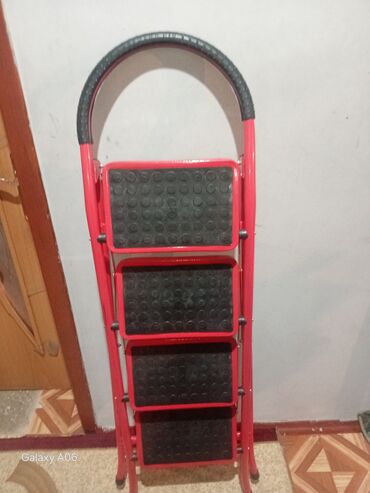Nərdivanlar: Qırmızı rəngdə qatlanan 4 pilləli ev nərdivanı.Sifariş götürülür — 1