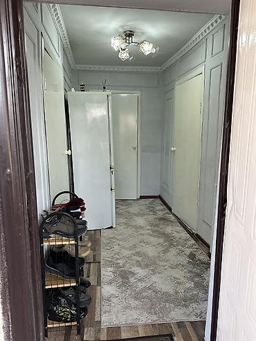 Продажа коттеджей и домов: Продаётся жилой дом с большим навесом и двориком. Адрес:Г.Бишкек ж\М — 11