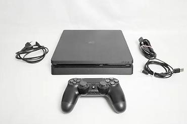 PS4 (Sony Playstation 4): U ponudi je Sony PlayStation 4.
Konzola je najnoviji SLIM model — 3