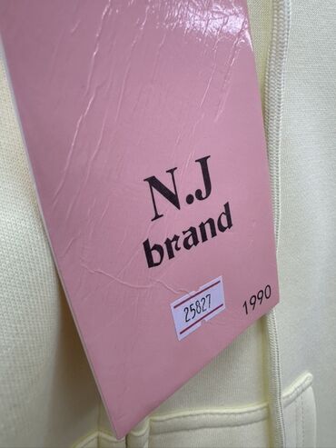 одежда из америки: Ярлык "N.J brand" с номером 25827 и указанием года "1990" на