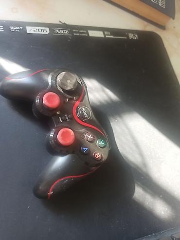 2.4g wireless controller gamepad: Məhsul: Simsiz oyun pulti Xüsusiyyətlər: - Rəng: qara-qırmızı - — 2
