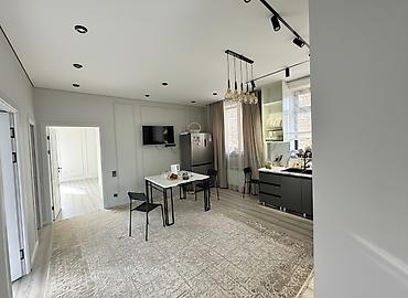 Продажа коттеджей и домов: Просторная кухня‑гостиная и комната с современным ремонтом. Кухня: - — 1