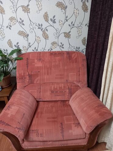 дешевые диваны до 5000 рублей: Продаю диван и 2 кресла. Цена 18000 сомов. Звоните