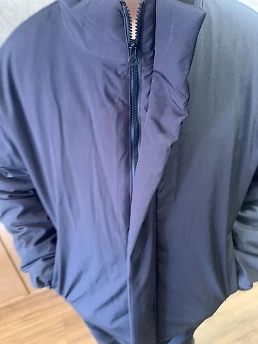 Куртки: Мужская утеплённая куртка, цвет тёмно‑серый/чёрный. Особенности: - — 2