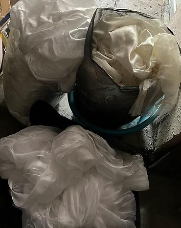 dekor guller: Dekorativ süni güllər və ağ parça materialları dəsti. Sayı çoxdur — 3