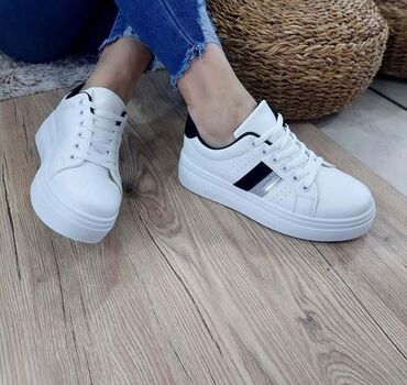 Sneakers & Athletic shoes: 41, color - White