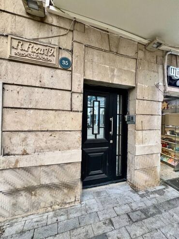 Uzunmüddətli kirayə mənzillər: ŞƏHƏRİN MƏRKƏZİNDƏ GENİŞ MƏNZİL KİRAYƏ VERİLİR Ümumi sahə: 250 m² — 26