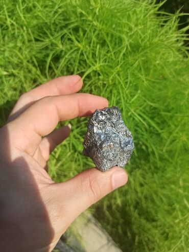 Digər kolleksiyalar: Təbii Galen daşı. Tamamilə təbii, emal olunmamış gümüşü-metalik — 10