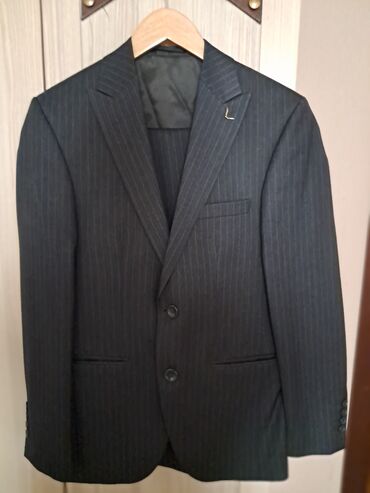 Pencəklər: Üçlü dəst. Pencək,jılet,şalvar. Vəziyyəti əla. Cəmi 2 dəfə toya — 1