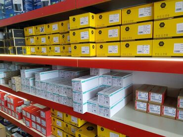 Generatorlar: Bu rəfdə müxtəlif növ elektrik avadanlıqları qutuları səliqəli şəkildə