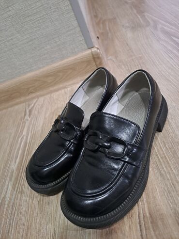 лоферы для девочек: Туфли 35, цвет - Черный