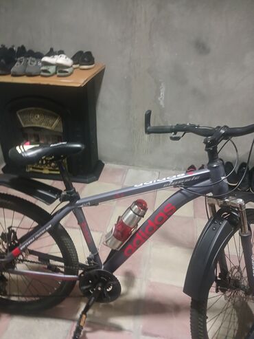qaçış trenajoru kreditle: İşlənmiş Dağ velosipedi Adidas, 20", sürətlərin sayı: 7, Ünvandan götürmə